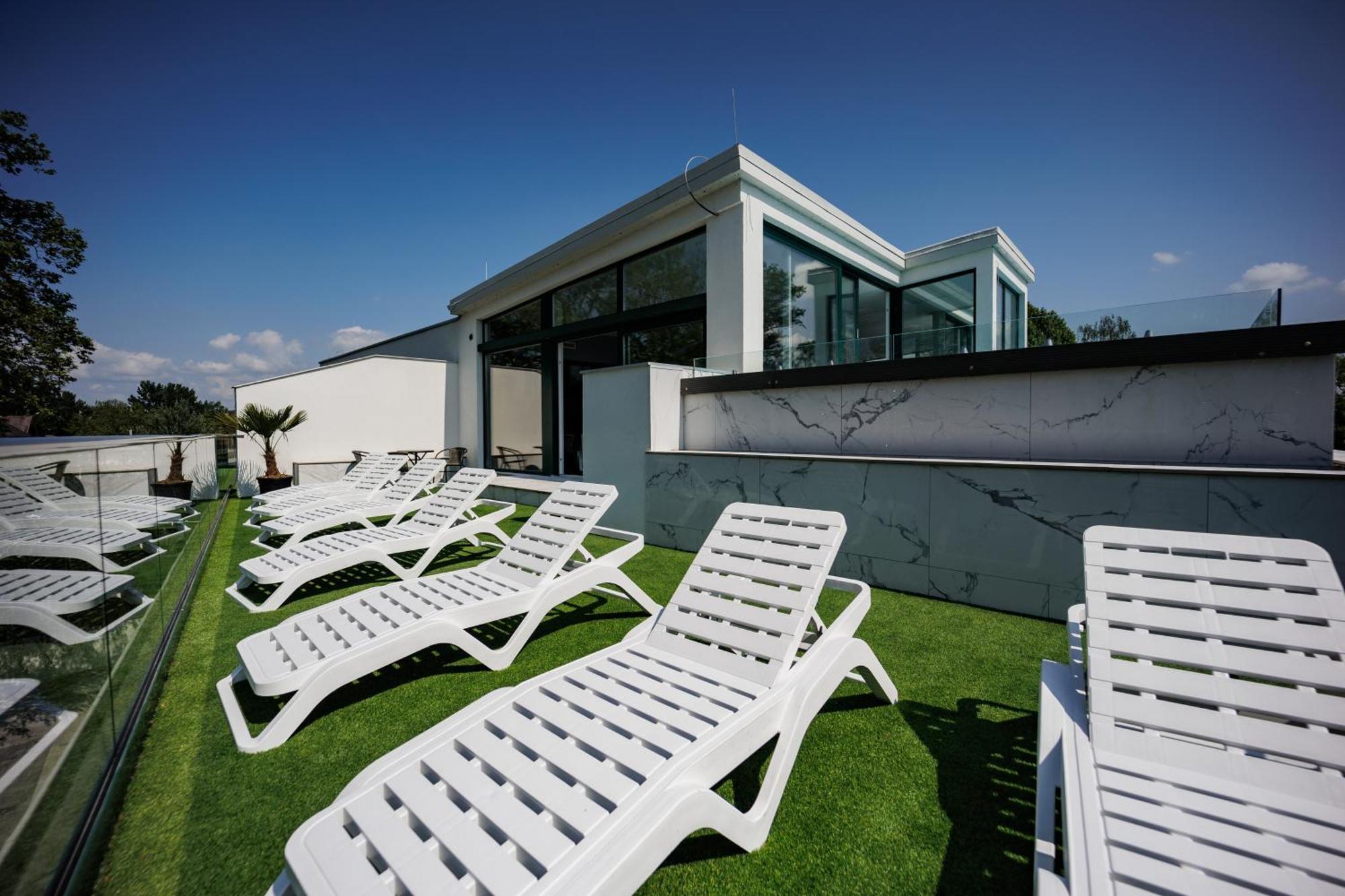Villa Bauhaus Labi Garden Wellness Apartman Siófok Zewnętrze zdjęcie